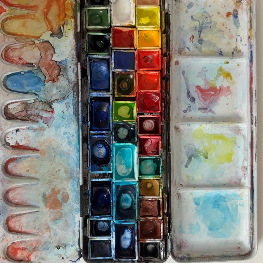 Aquarellkasten mit warmen Farbtönen im Kunsttherapie-Atelier Ammerbuch