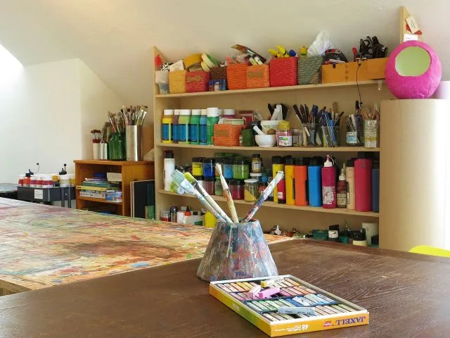 Künstlerisches Material im Atelier der Praxis