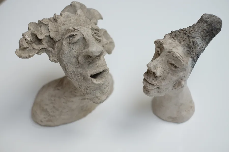 Zwei Tonskulpturen, entstanden in der Kunsttherapie-Praxis