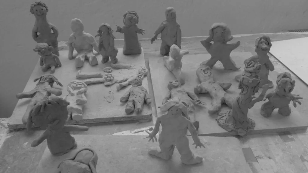 Tonfiguren aus der systemischen Arbeit im Atelier Ammerbuch