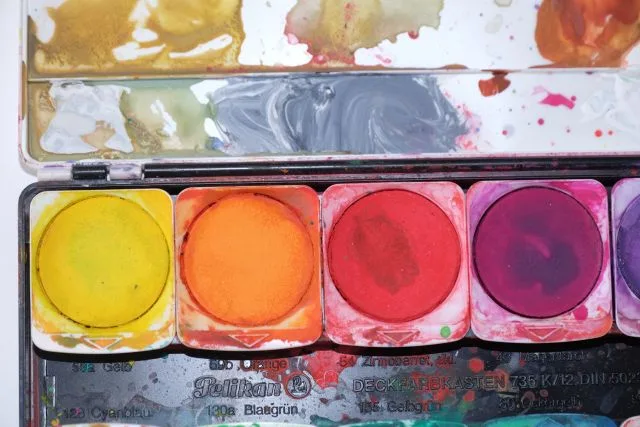 Wasserfarben im Atelier: Kunsttherapie in Ammerbuch